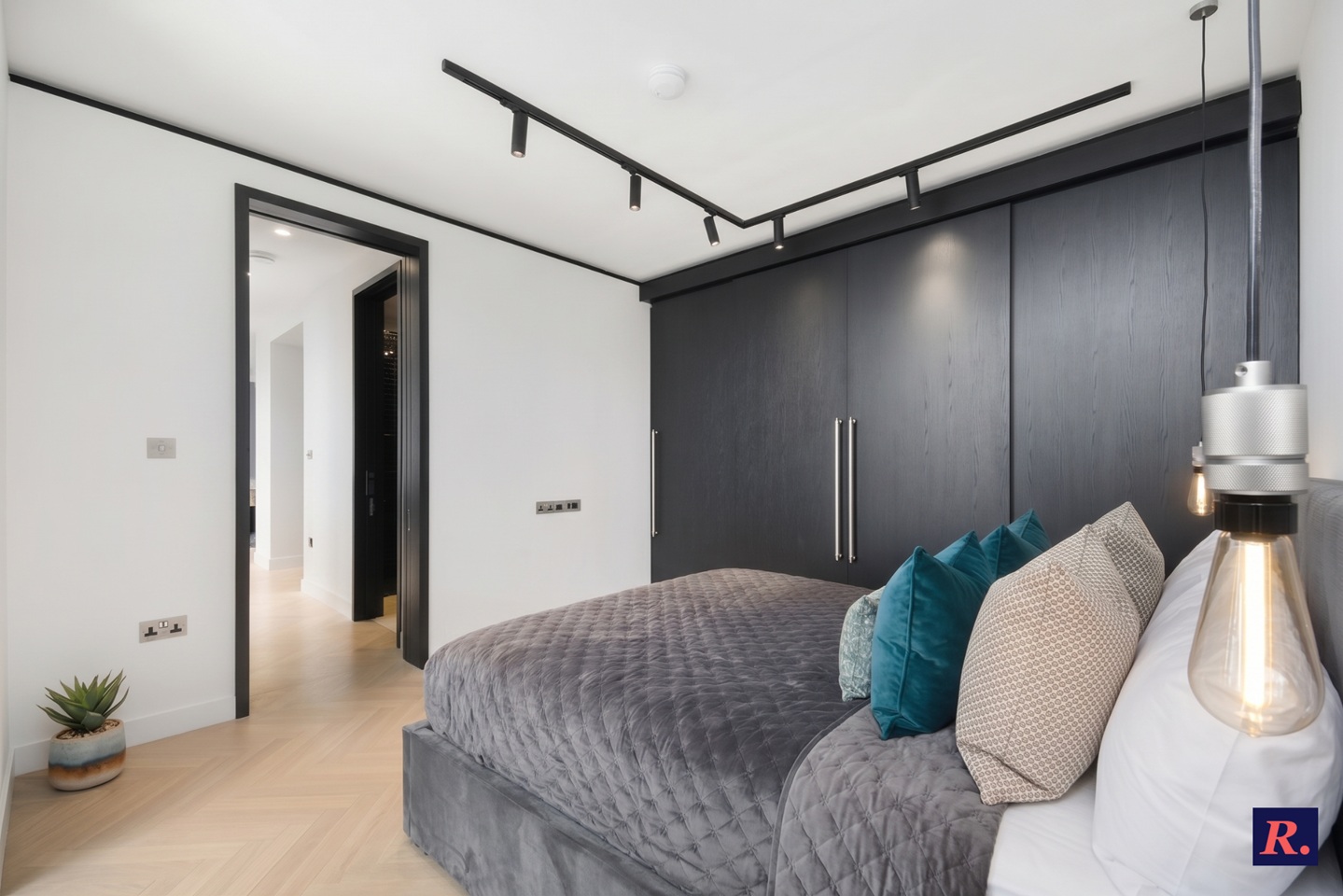 1 Bed Flat, Sun St, EC2A photo 3