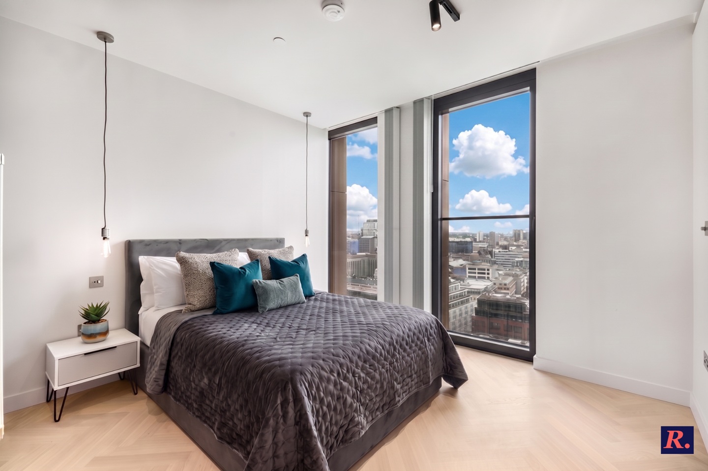 1 Bed Flat, Sun St, EC2A photo 2