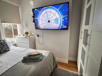 2 Bed Terraced House, Mossbury Road, SW11