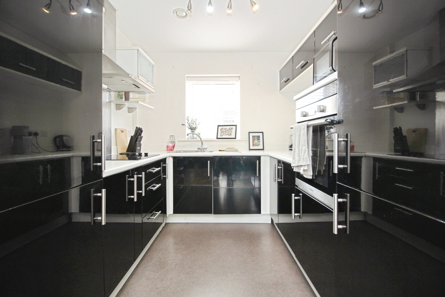 2 Bed Flat, Hunslet, LS10 photo 3