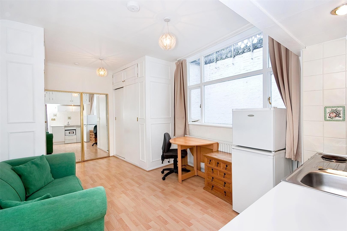 Studio Flat, Gloucester Terrace, W2 photo 2