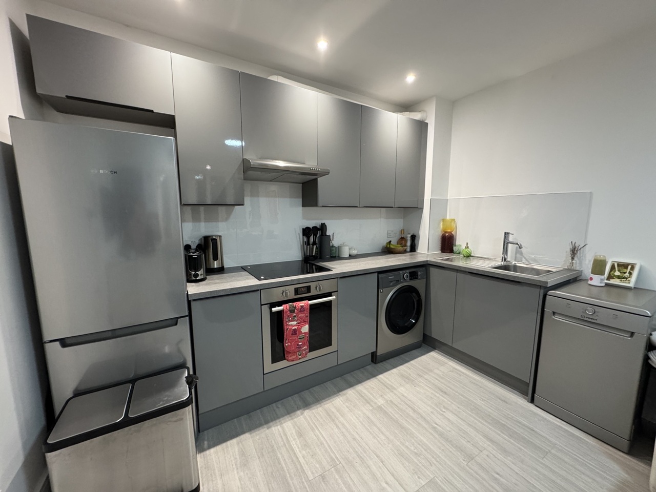 1 Bed Flat, Warwick Road, SW5 photo 5