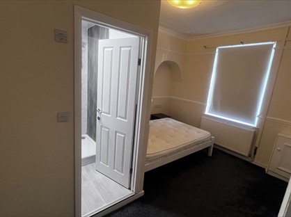 Room in a Shared House, Lock Side, SK15