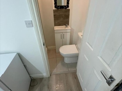 Room in a Shared House, Heathside, TW4