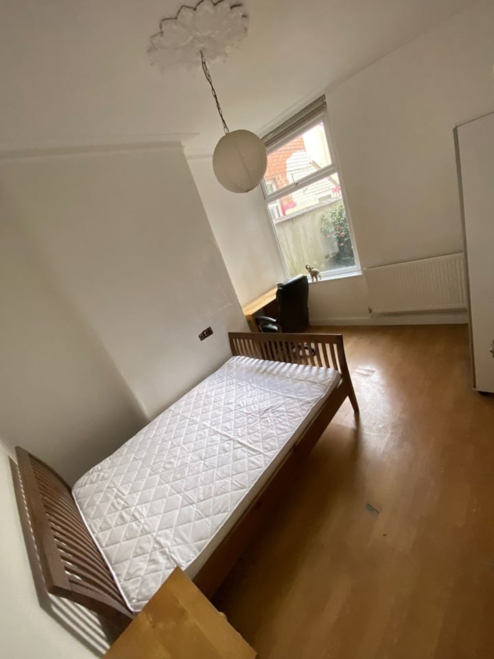 Room in a Shared House, Kingscliffe St, M9