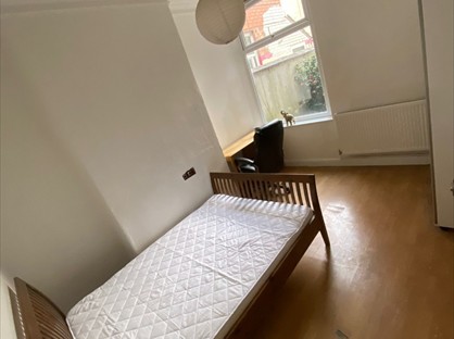 Room in a Shared House, Kingscliffe St, M9