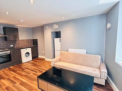 1 Bed Flat, Manor Row, BD1