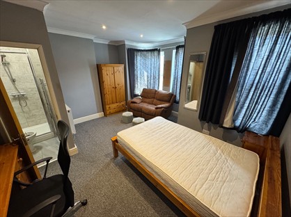 5 Bed Semi-Detached House, Newcombe Road, SO15