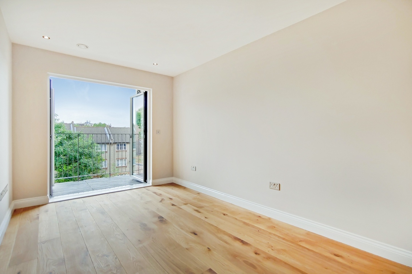 2 Bed Flat, Lyden Court, N19 photo 2