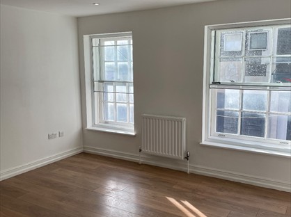 1 Bed Flat, Bank St, ME14