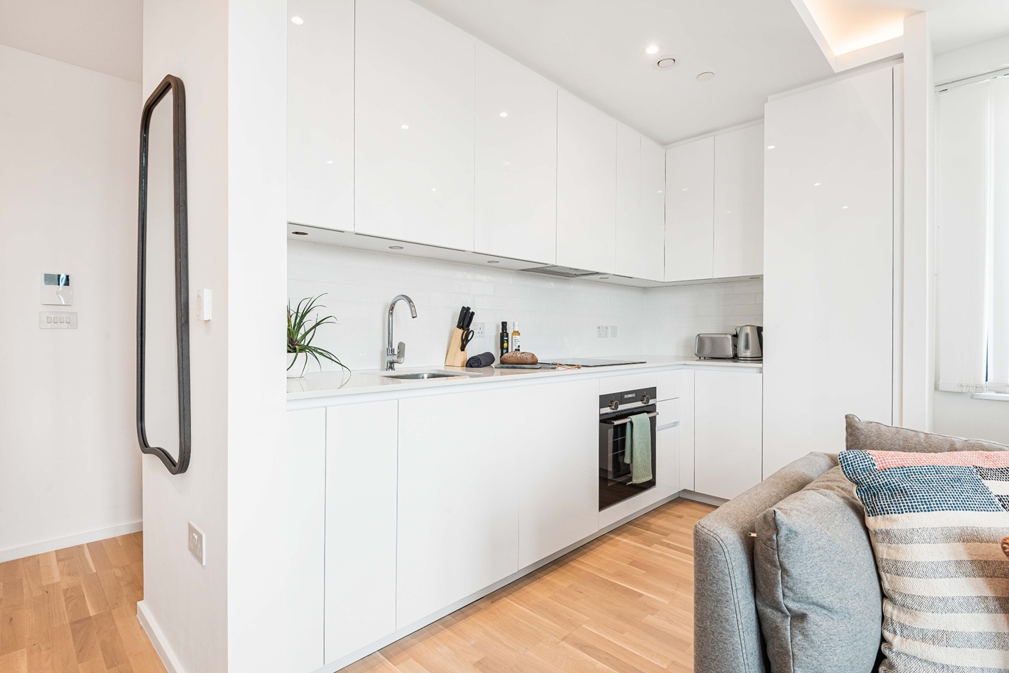2 Bed Flat, Gravity Royal Heights, RG1 photo 3