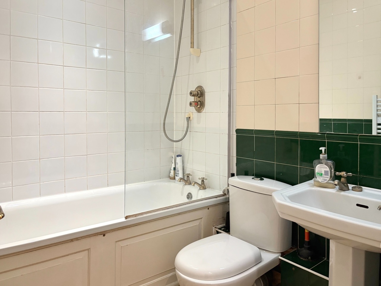 Additional image 3 of 2 Bed Flat, Printers Inn Court, EC4A, N1 7GU