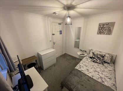 Room in a Shared House, Chassagne Square, CW1