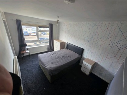 Room in a Shared House, The Roundabout, B31
