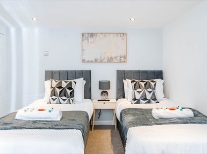 5 Bed End Terrace, Lowfield Grove, SK2