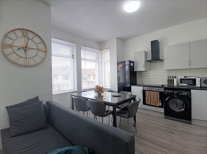2 Bed Flat, South St, RM1