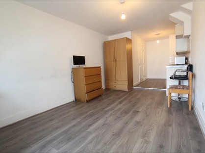 Studio Flat, Winchmore Hill Road, N21