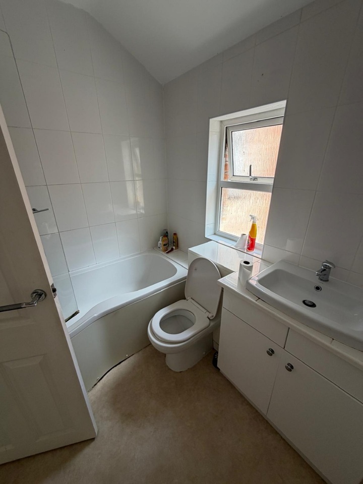 4 Bed Terraced House, Willows Crescent, B12 photo 4