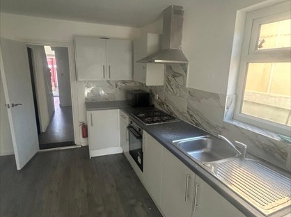 4 Bed Semi-Detached House, Canterbury St, ME7