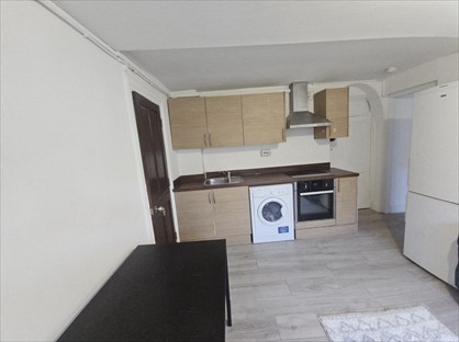 3 Bed Flat, Fawns Manor Close, TW14