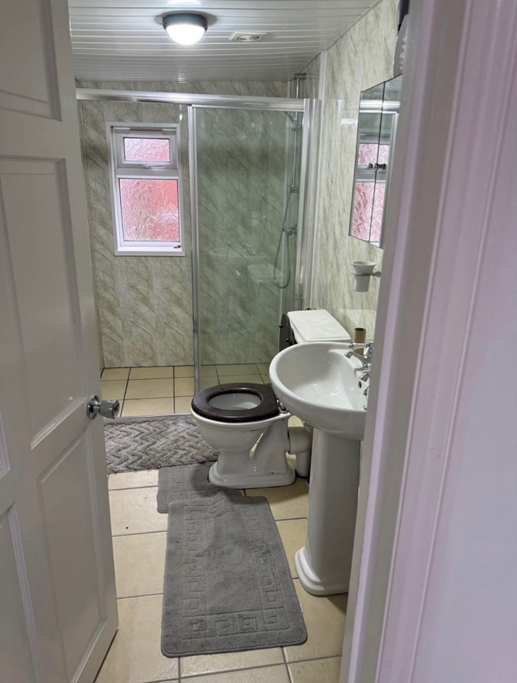 Room in a Shared House, Wheaton Vale, B20 photo 2