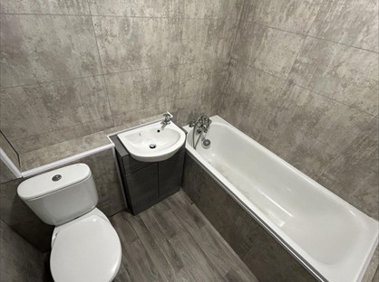 1 Bed Flat, Queens Avenue, UB6