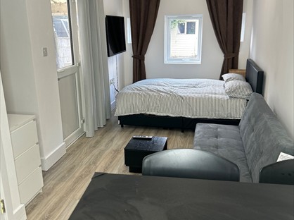 Studio Flat, York Road, TW11