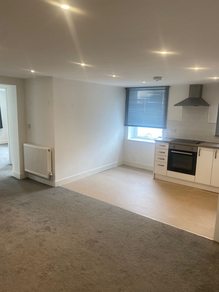 2 Bed Flat, Hanham, BS15 photo 4