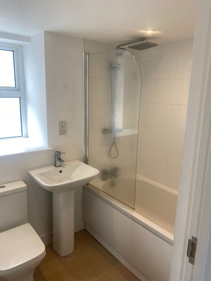 2 Bed Flat, Hanham, BS15 photo 3