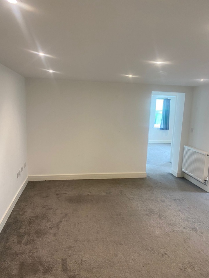 2 Bed Flat, Hanham, BS15 photo 5