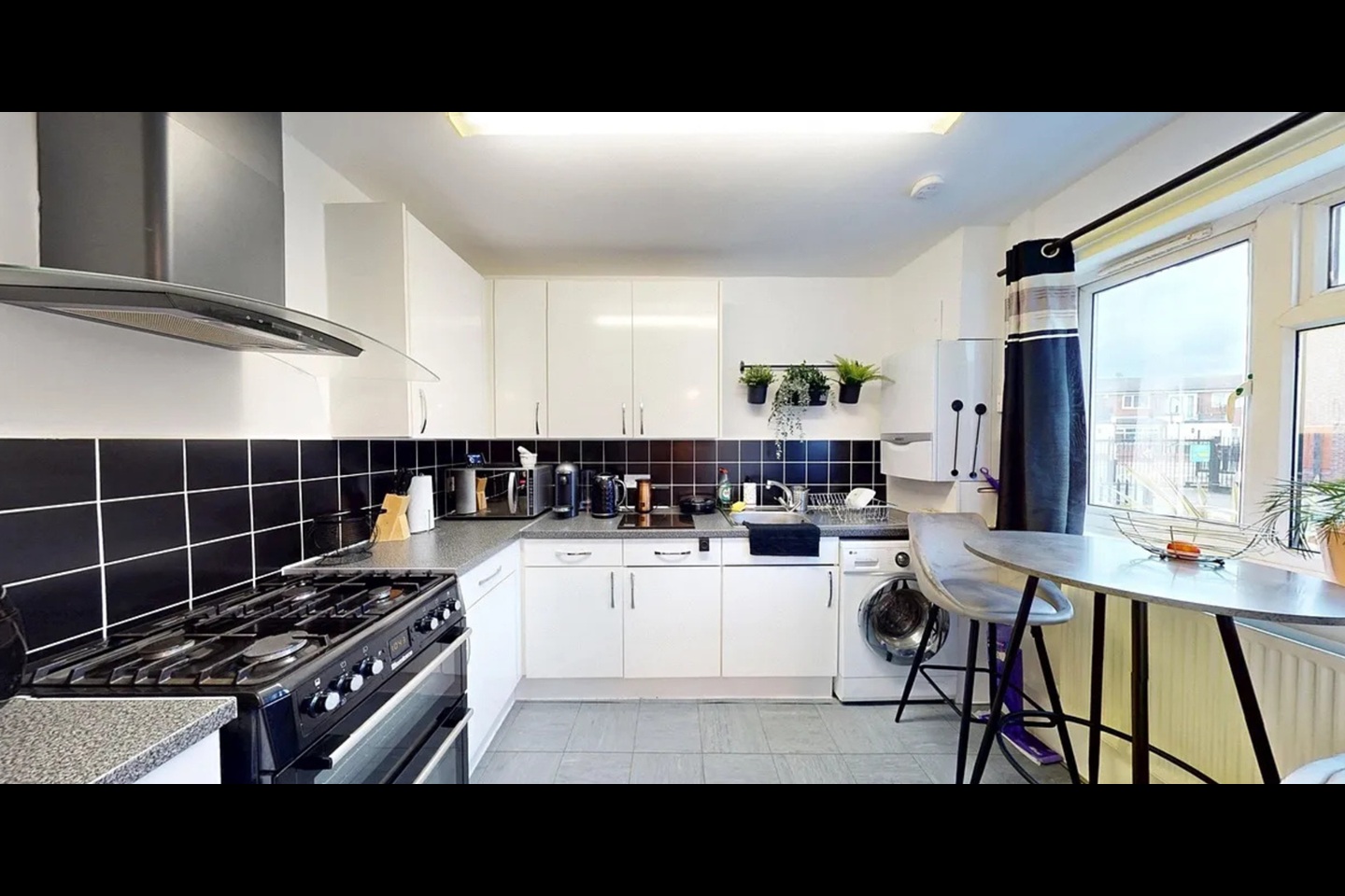 2 Bed Maisonette, Hursthead Walk, M13 photo 5