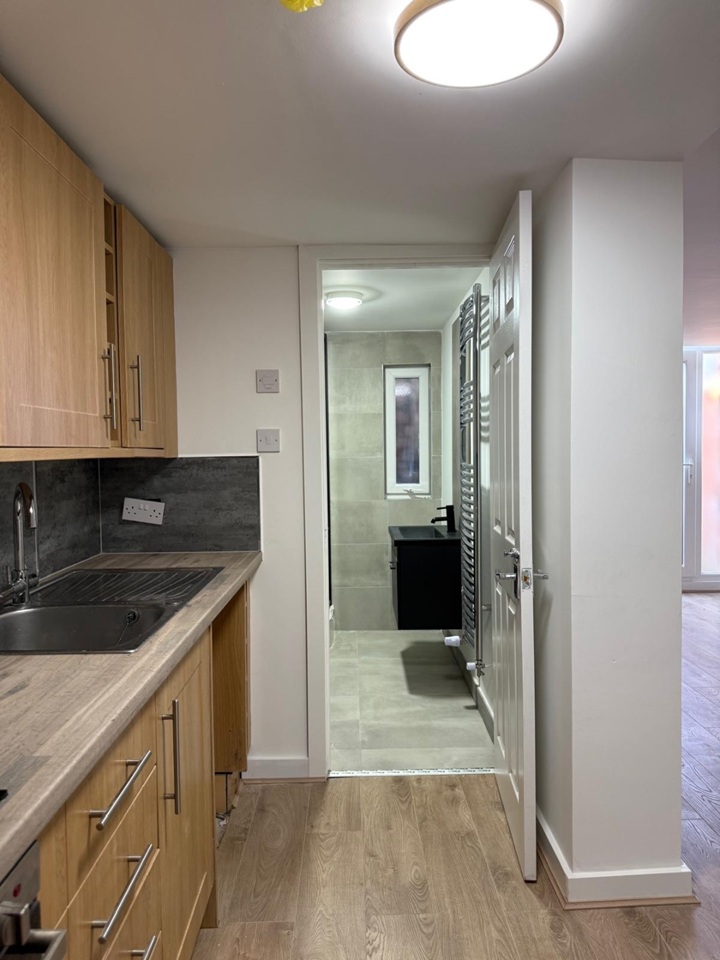 Manchester - 2 Bed Flat, Pine Grove, M14 - To Rent Now for £1,250.00 p/m