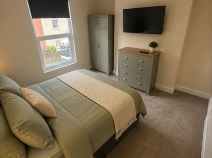 4 Bed Semi-Detached House, Chillington St, ME14