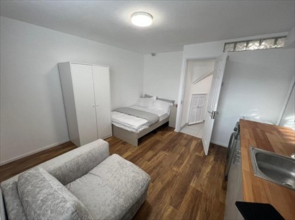 Studio Flat, Meadow Close, EN5