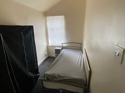 Room in a Shared House, Charles Road, B9