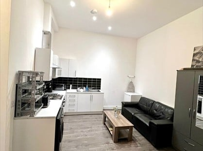 Studio Flat, Rhodes St, OL1