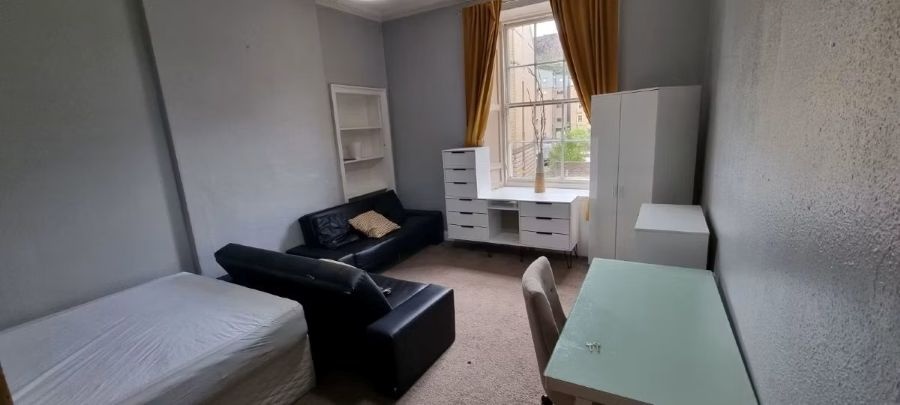 3 Bed Flat, St Leonards St, EH8