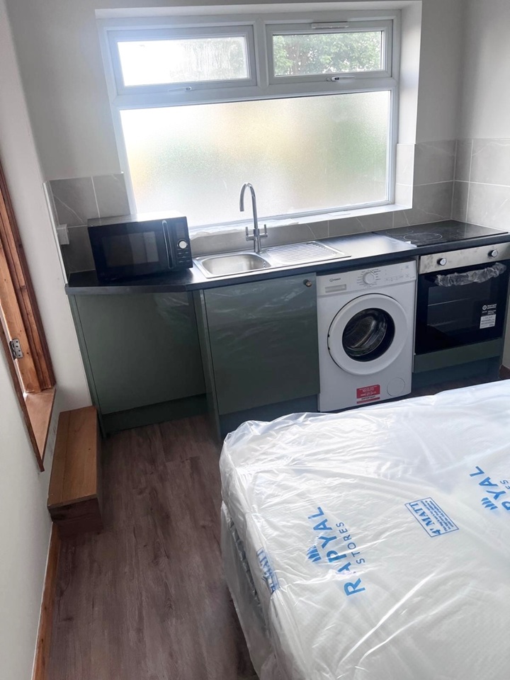Erith - Studio Flat, Bramble Croft, DA8 - To Rent Now for £1,000.00 p/m