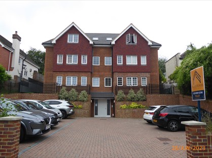 3 Bed Flat, Coombes House, CR8