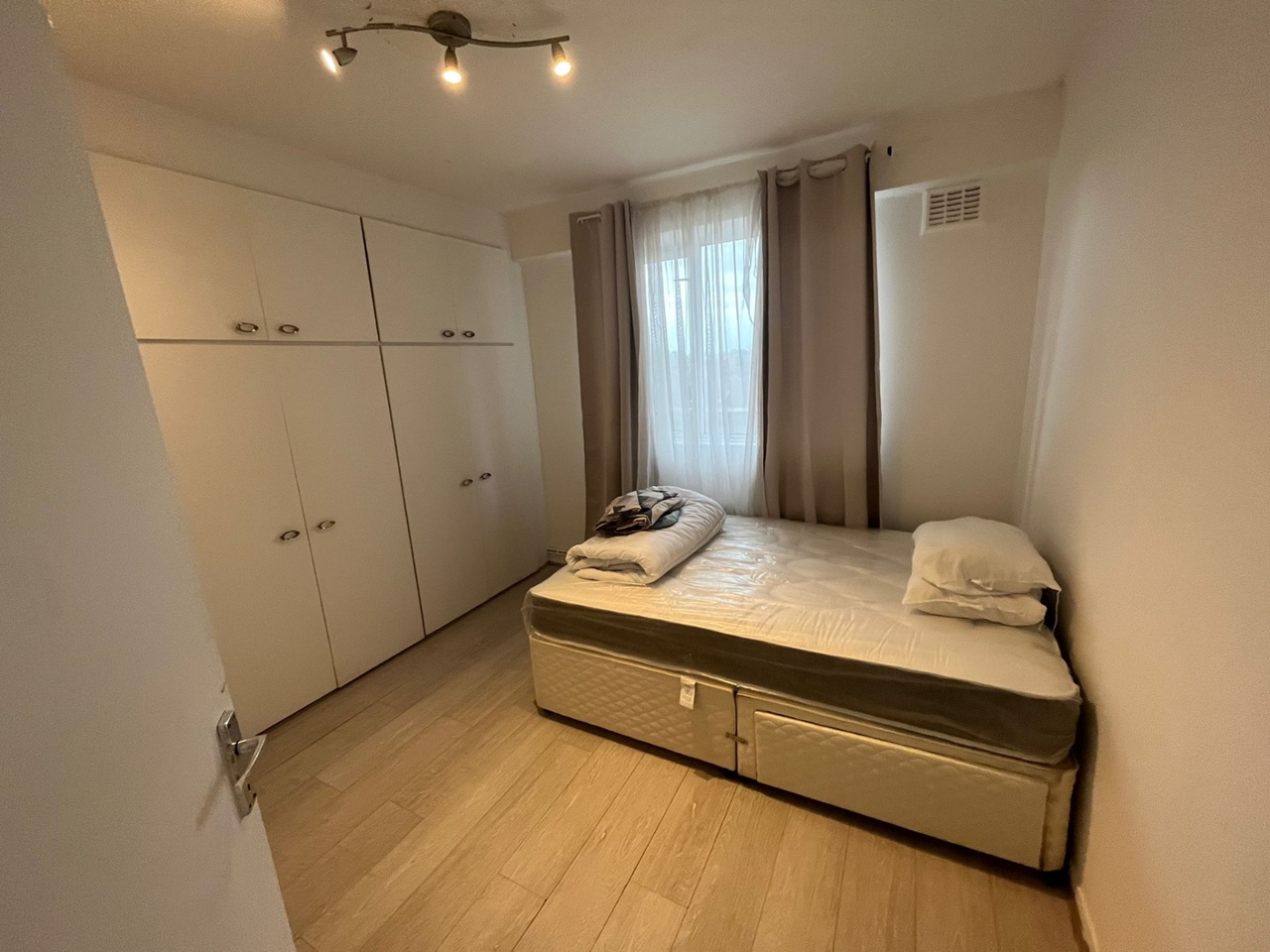 1 Bed Flat, Ansell House, E1 photo 2