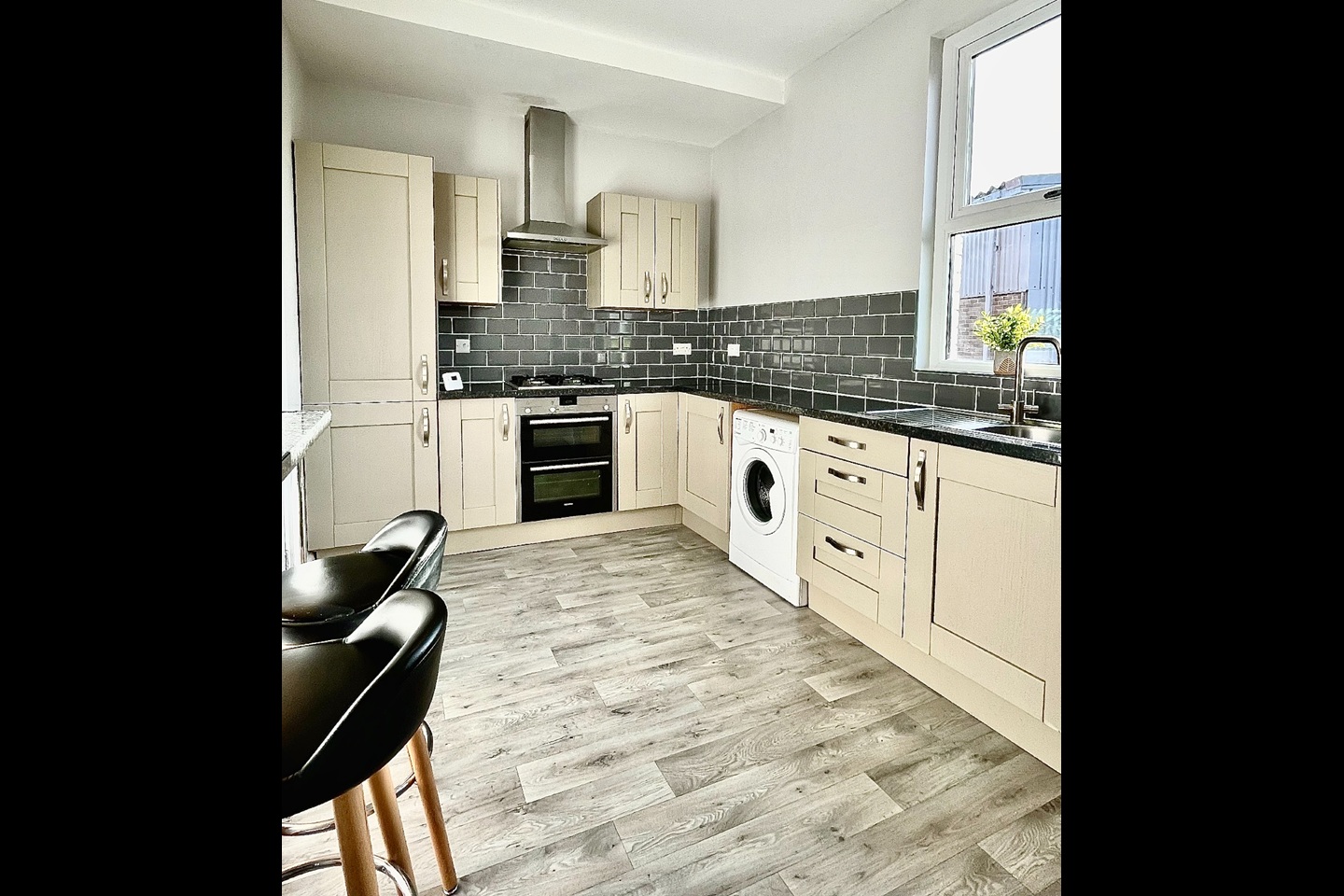 Studio Flat, Whitehall Road, LS12 photo 3