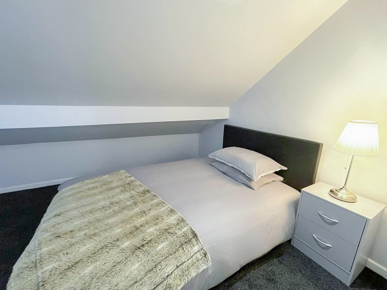Studio Flat, Whitehall Road, LS12 photo 5