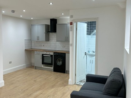 Studio Flat, Commercial Road, E14