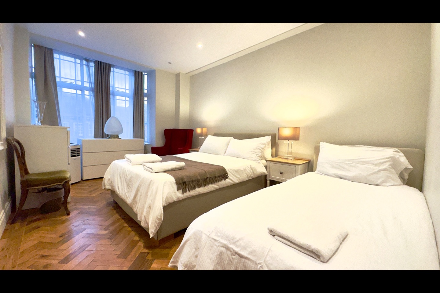 2 Bed Flat, Queensway, W2 photo 2