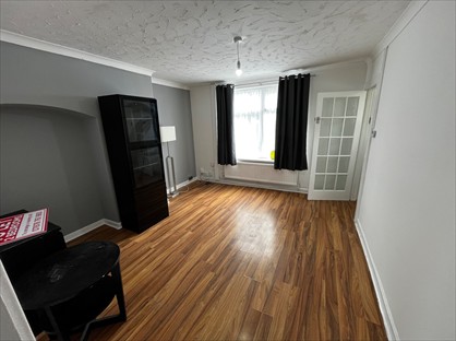 2 Bed Semi-Detached House, Heathway, RM9
