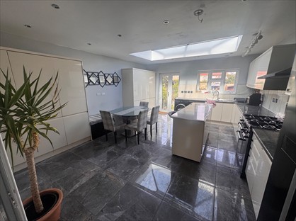 4 Bed Terraced House, Kenilworth Avenue, RM3