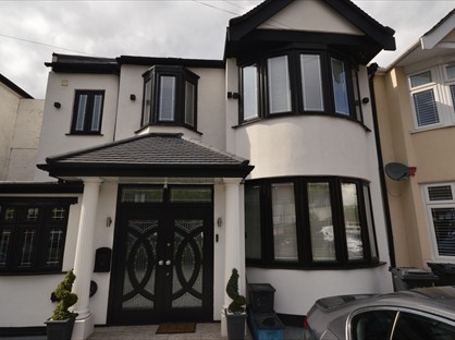 1 Bed Flat, Stradbroke Grove, IG5