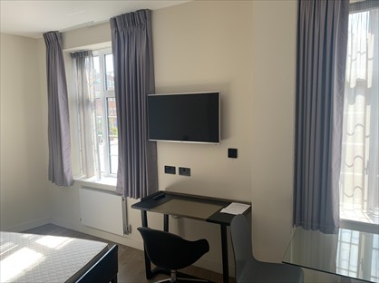 Studio Flat, Brent Street, NW4