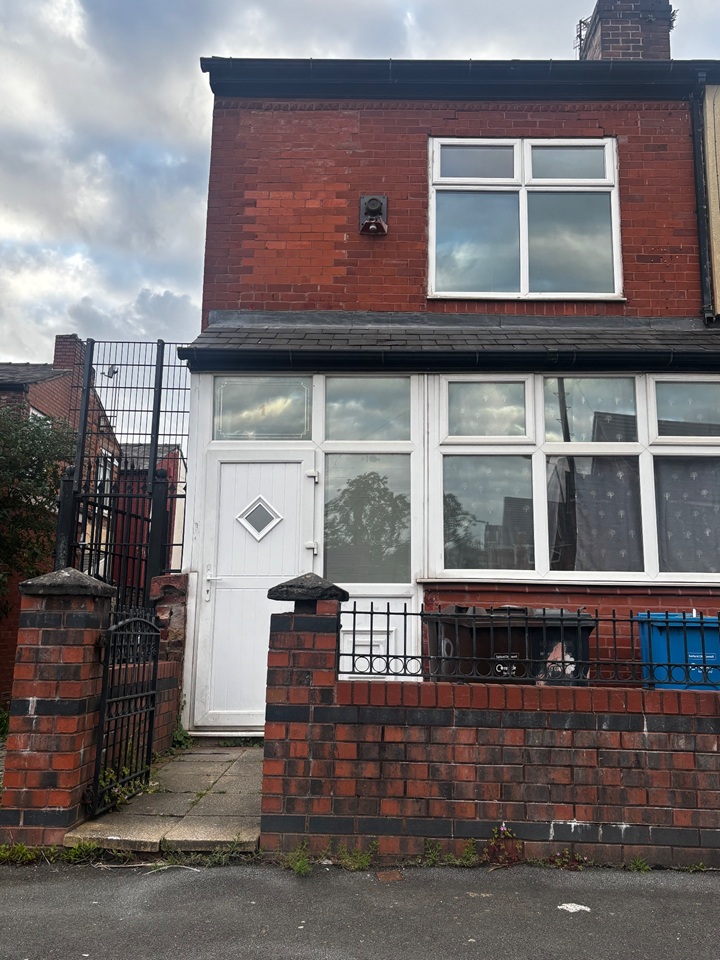 3 Bed End Terrace, Kennedy Road, M5 – photo 1