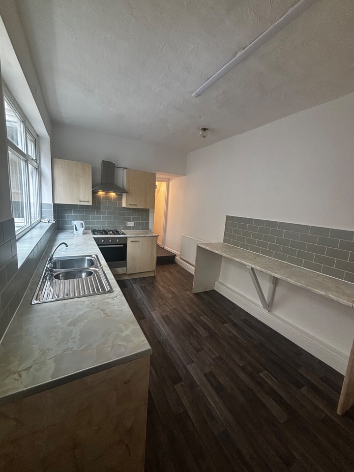 3 Bed End Terrace, Kennedy Road, M5 – photo 5
